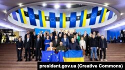 Президент України Володимир Зеленський, прем’єр-міністр Денис Шмигаль і голова Єврокомісії Урсула фон дер Ляйєн фотографуються з іншими офіційними особами за день до саміту Україна-ЄС. Київ, 2 лютого 2023 року