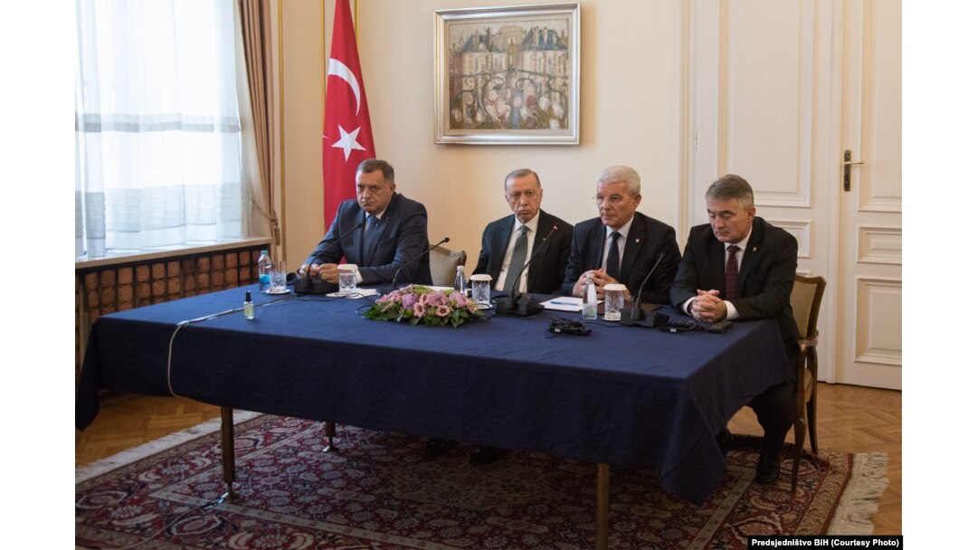 Redžep Taip Erdogan, predsjednik Turske, tokom zajedničkog obraćanja sa trojicom članova Predsjedništva BiH, 6. septembra 2022. Zdesna nalijevo: Željko Komšić, Šefik Džaferović i Milorad Dodik (prvi slijeva).