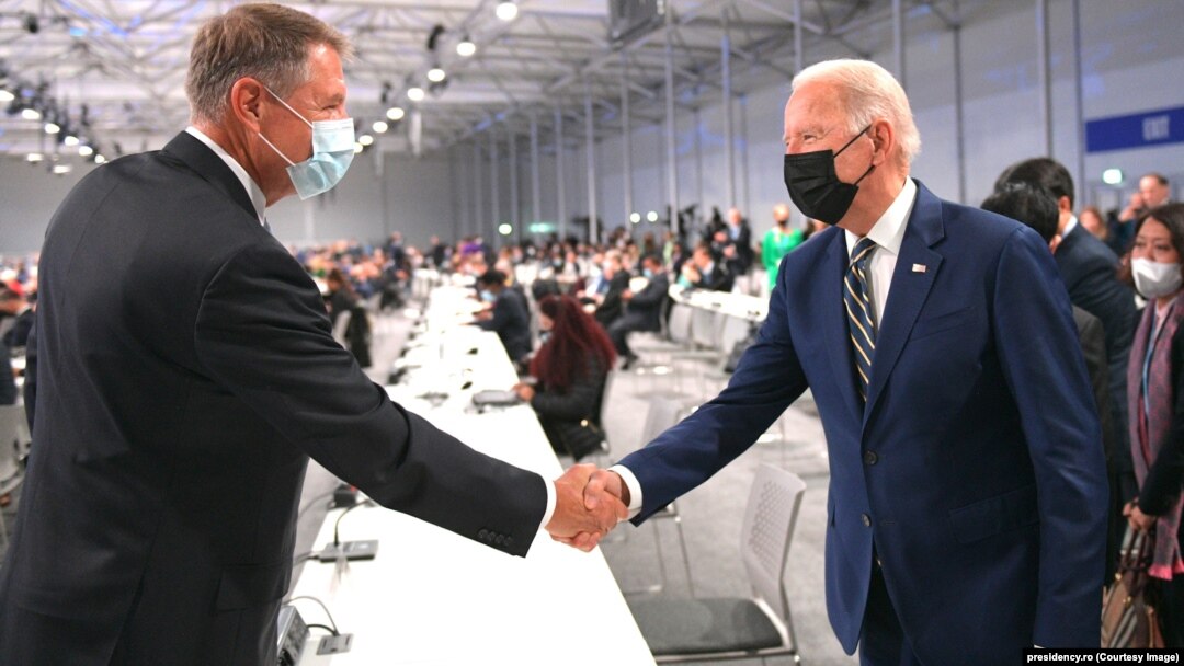 Președinții român și american, Klaus Iohannis (stânga) și Joe Biden (dreapta), la summitul COP26 pentru climă. Între cele două state s-a pus bazele unui parteneriat pentru construcția unei centrale cu reactoare modulare în România. 