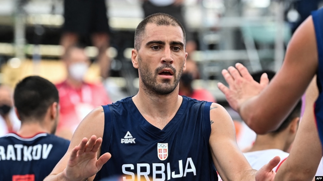 Srpski reprezentativac nosi dres sa oznakom kineskog brenda Peak na kraju prvog kola košarkaške utakmice protiv Kine u Aomi Urban Sports Parku u Tokiju tokom Olimpijskih igara (24. jul 2021.)