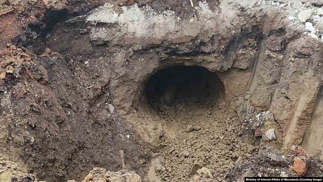 Tunel je dugačak oko 40 metara i prečnika 80 centimetara.
