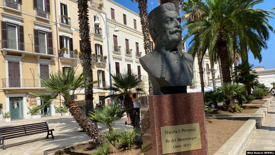 Statua Kralaj Nikole u italijanskom Bariju.