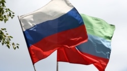 Флаги России и Дагестана, иллюстративная фотография