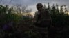 Боєць батальйону ударних БпАК «Ахіллес» встановлює FPV-дрон на стартову позицію