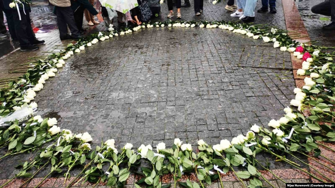 Prijedor je grad u RS-u u kome su tokom rata 90-ih godina srpske snage počinile brojne zločine nad Bošnjacima i Hrvatima. Na fotografiji obeležavanje Dana bijelih traka. Na glavnom gradskom trgu položene su ruže sa imenima 102 ubijene dece koja još nemaju podignut spomenik 