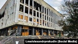 Наслідки російського обстрілу по Херсонській науковій бібліотеці імені Олеся Гончара. Херсон, 12 листопада 2023 року