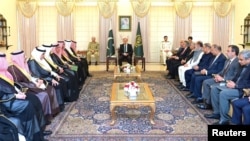  سعودي عرب د بهرنیو چارو وزیر شهزاده فیصل بن فرحان السعود او له هغه سره ورغلی پلاوی د پاکستان وزیراعظم شهباز شریف سره ولیدل: انځور اپریل ۱۶، ۲۰۲۴