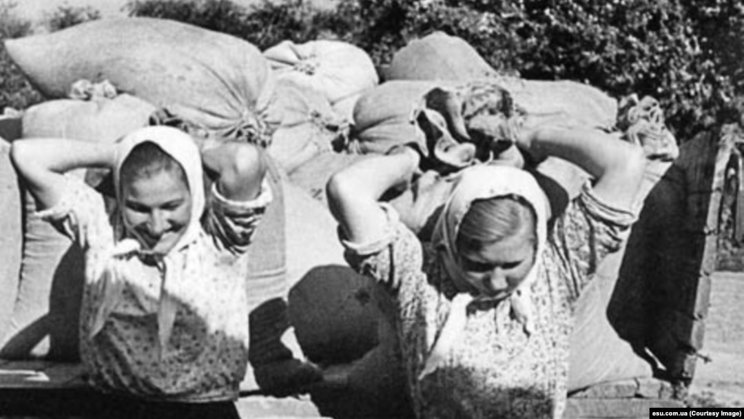 Колгоспниці розвантажують зерно, 1930-ті роки