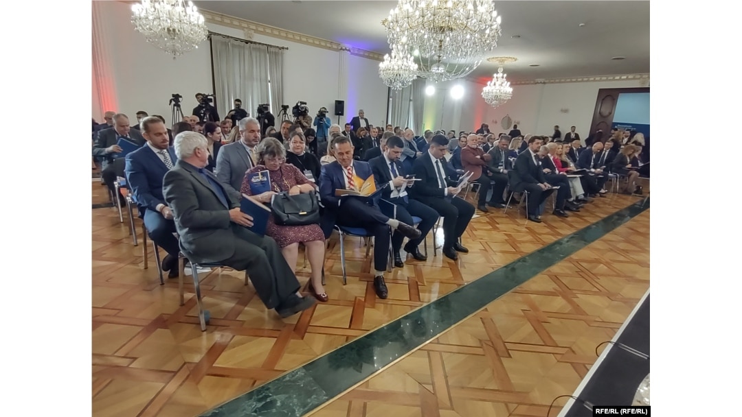 Mircea Diaconu, Norica Nicolai, Gheorghe Piperea au stat în primul rând alături de George Simion.