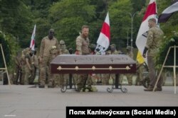 Полк Калиновського прощається з загиблим побратимом, білоруським добровольцем Мирославом Лазовським. Київ, 25 травня 2023 року