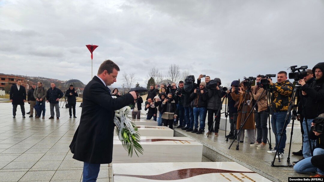 Beogradski advokat Čedomir Stojković položio je u Memorijalnom kompleksu "Adem Jašari" u Prekazu na Kosovu cvijeće na grob Bljerine Jašari, sedmogodišnje djevojčice koju su ubile srpske snage 1998. godine.