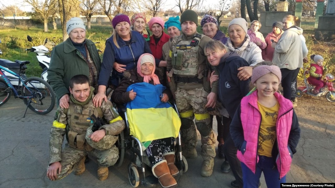 Жителі села Киселівка Херсонської області, яке торік 9 місяців пробуло в російській окупації, зустрічають українських солдатів. 10 листопада 2022 року