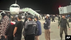 Толпа на взлетно-посадочной полосе аэропорта в Махачкале в Дагестане 