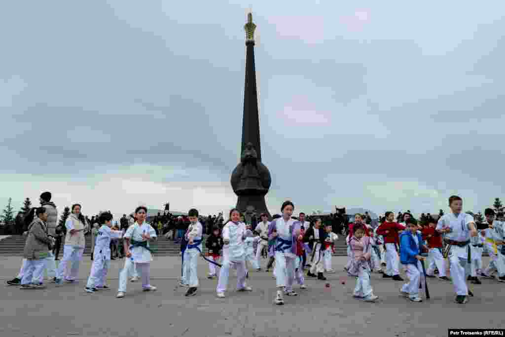 До начала официального возложения цветов к монументу вышли дети, занимающиеся карате. Под команды тренеров они долго демонстрировали боевые навыки, после чего наставники раздали им цветы и отправили поздравлять ветеранов войны в Афганистане