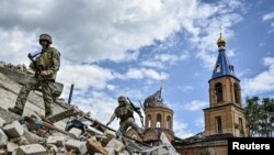 Українські військові патрулюють район в Оріхові Запорізької області, 20 травня 2024 року