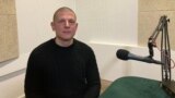 Pisac Miloš K. Ilić u studiju Radija Slobodna Evropa u Beogradu