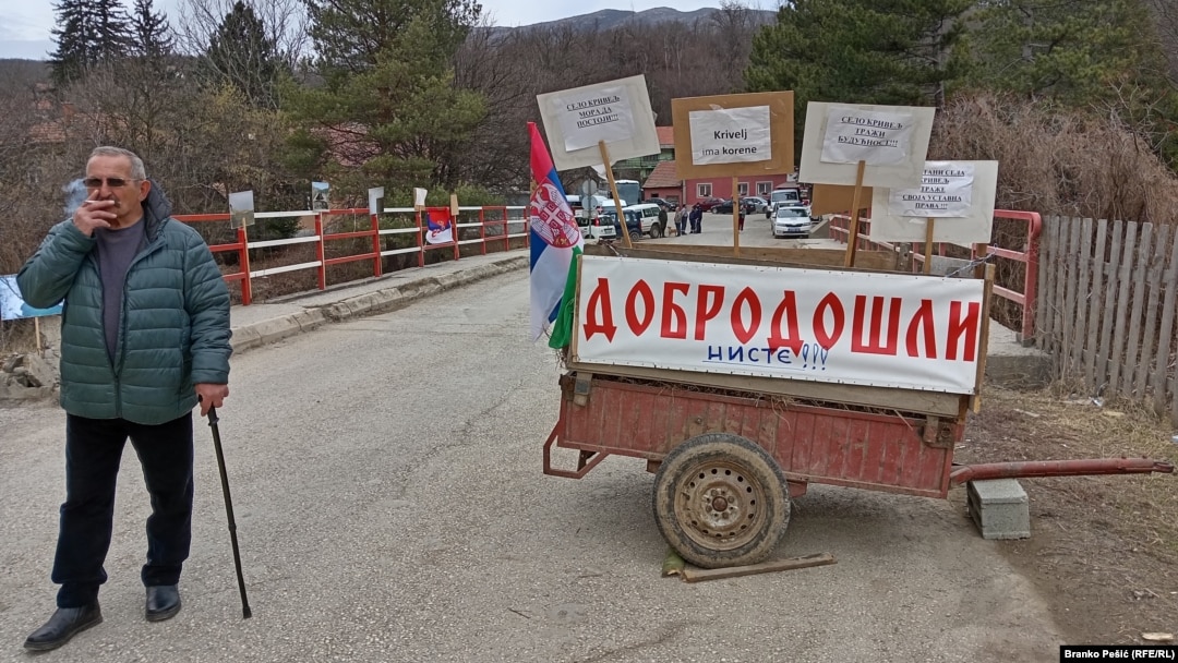 Meštani sela Krivelj, 250 km jugoistočno od Beograda, od 29. januara blokiraju put koji vodi ka rudniku "Novo Cerovo".