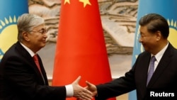 Kazakh President Qasym-Zhomart Toqaev (left) and Chinese President Xi Jingpin (file photo)