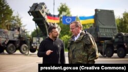 Президент України Володимир Зеленський і міністр оборони ФРН Борис Пісторіус (праворуч) під час відвідин 21-ї зенітно-ракетної групи в місті Заніц, де українські військові тренуються для роботи на ЗРК Patriot, 12 червня 2024 року