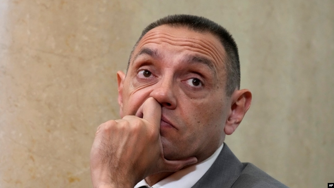 Aleksandara Vulina, koji je na čelu Bezbednosno-informativna agencija Srbije od 2022. godine, Sjedinjene Države stavile su na listu sankcija zbog navodne korupcije i umešanosti u trgovinu drogom i zbog veza sa Rusijom.