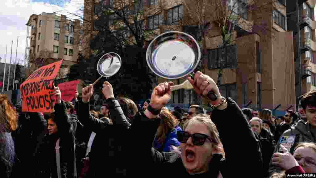 Čuli su se i demonstranti koji traže maksimalne kazne za ubice, silovatelje i uznemiravače žena...