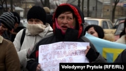 A participant in a pro-Ukrainian rally in support of freedom of speech in Crimea and against pressure on the Crimean Tatar TV channel ATR. Simferopol, March 10, 2014.