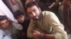 په کراچۍ نیول شوي ځینې افغانان د پولیسو په تحویل کې دي. د ۲۰۲۳ز کال د اپرېل ۱۵مې انځور
