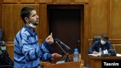 محمد قبادلو، از بازداشت‌شدگان اعتراضات سراسری در جلسه محاکمه‌ای که عفو بین‌الملل «فرمایشی و به‌شدت ناعادلانه» خوانده است