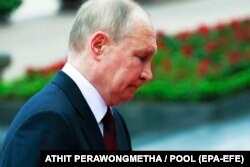 В’ЄТНАМ – Президент Росії Володимир Путін реагує на покладання вінка до Мавзолею Хо Ши Міна під час візиту до Ханоя, В’єтнам, 20 червня 2024 року