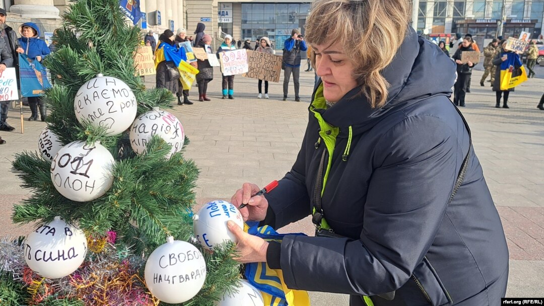 Relatives of prisoners of war decorated a Christmas tree with balloons bearing the names of soldiers in Dnipro, southeastern Ukraine, on December 24. 