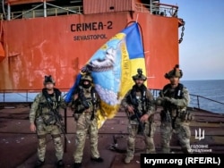 Бійці Головного управління розвідки Міноборони України на одній із «вишок Бойка» в Чорному морі, серпень-вересень 2023 року