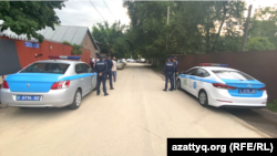 Қытай консулдығы алдында туыстарын қайтаруды талап еткен азаматтардың наразылығын қадағалап тұрған полиция. Алматы, 28 мамыр, 2024 жыл.