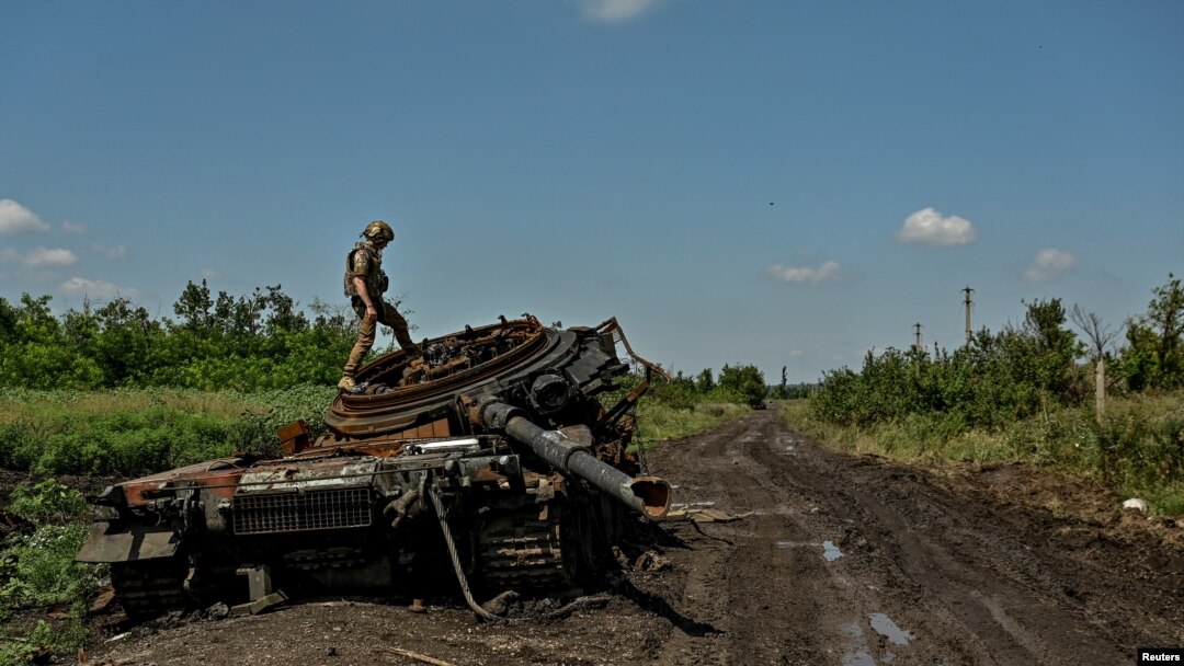 Український військовий оглядає знищений російський танк, Запорізька область, липень 2023 року