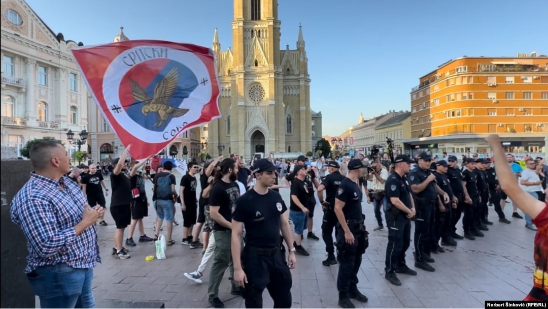 Policija između pripadnika desničarske organizacije "Srpski soko" i građana i antifašista u centru Novog Sada, 11. jul 2024. 