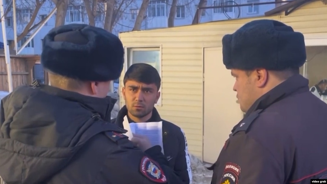 Ruski policajci nasuprot migranta iz centralne Azije