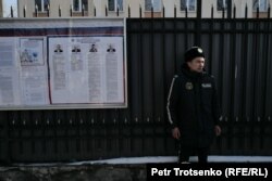 Сотрудник полиции следит за порядком у генерального консульства России. Алматы, 17 марта 2024 года