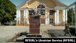 Trg u mestu Sudža u ruskoj Kurskoj oblasti posle upada ukrajinskih snaga, 20. avgust 2024.