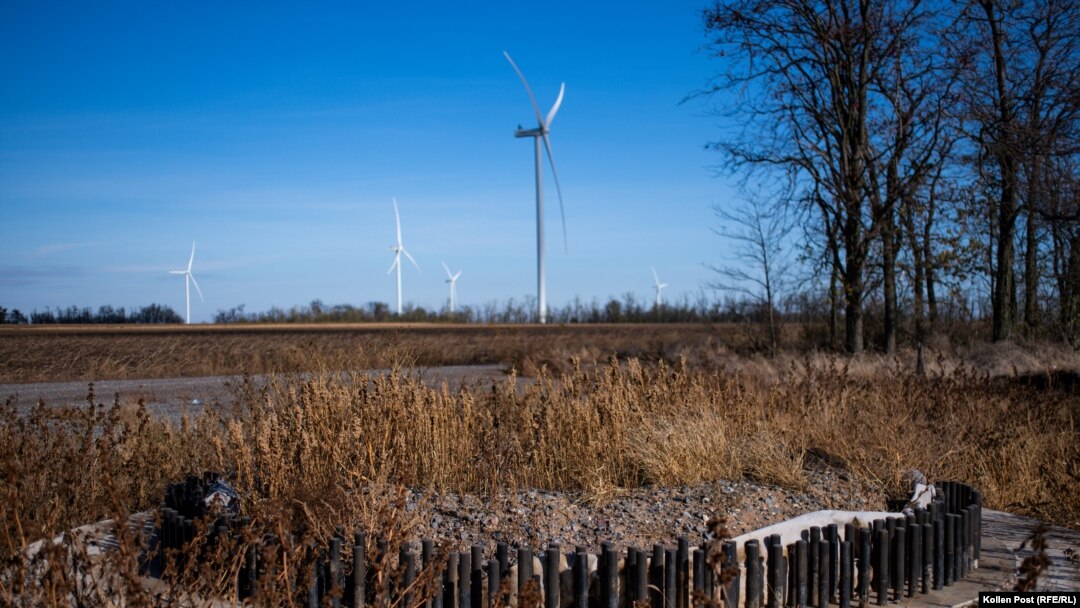 Baza turbine instalirana je, ali je zarasla u vjetroparku u ukrajinskoj regiji Mikolaiv.