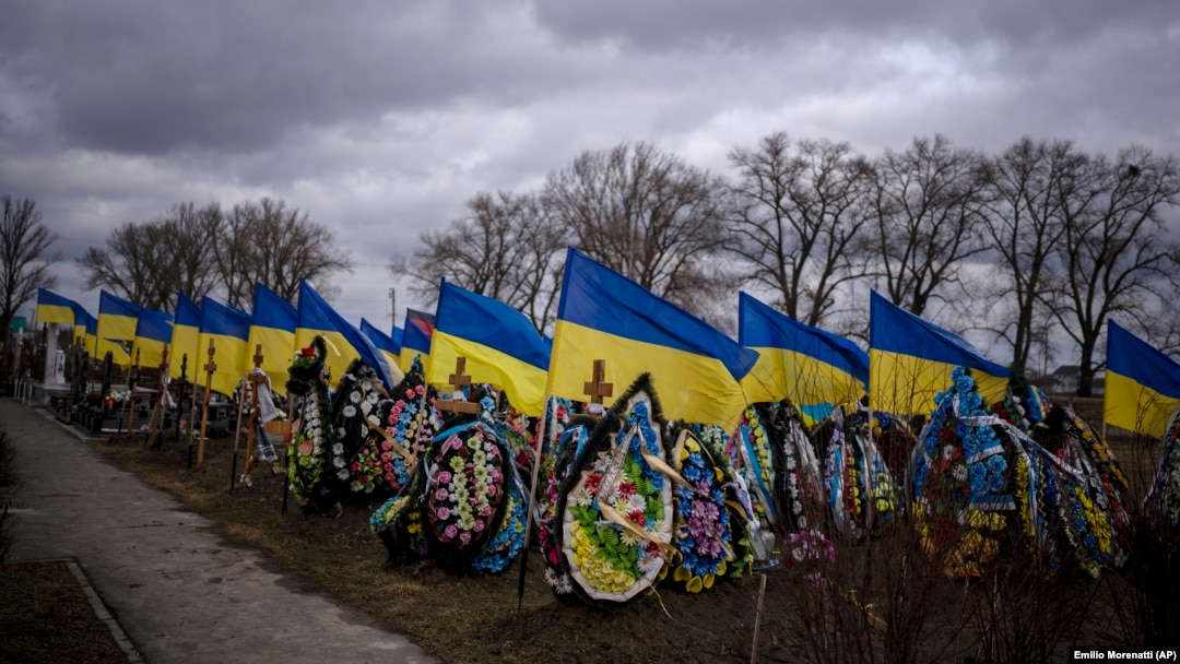 Українські прапори над могилами військових на Броварському кладовищі під Києвом, архівне фото