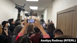 80 töweregi žurnaliste sud diňlenişigine wideo-aragatnaşyk arkaly tomaşa etmäge rugsat berildi.