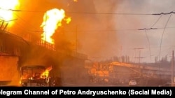 Гребля ДніпроГЕСу: горить тролейбус і ГЕС. Наслідок російської прицільної ракетної атаки по греблі Дніпровського водосховища і машинних залах гідроелектростанції. Запоріжжя, 22 березня 2024 року