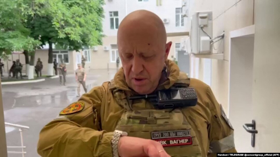 Євген Пригожин в захопленому штабі Південного воєнного округу Росії у Ростові, 24 червня 2023 року 