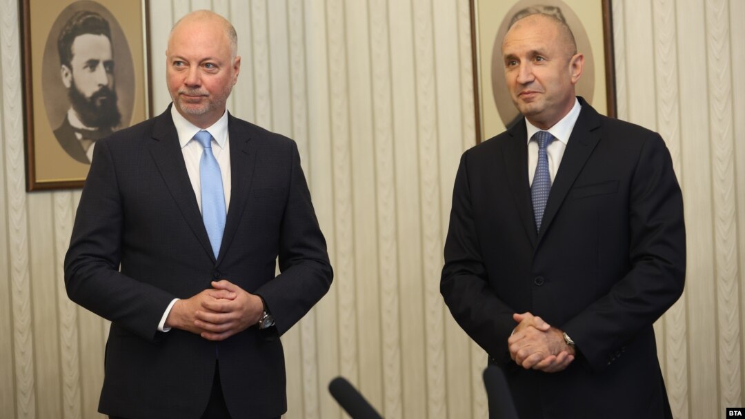 President Rumen Radev (right) and proposed cabinet head Rosen Zhelyazkov in Sofia on July 1