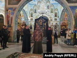 Capelanul militar Daniil Tarnavskii conduce prima slujbă după tranziția Catedralei Hmelnițkii.