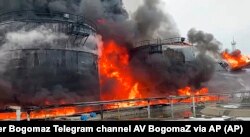 Нафтові резервуари горять після атаки безпілотника в Клинцях, місті Брянської області Росії, приблизно за 60 кілометрів від українсько-російського кордону, 19 січня 2024 року