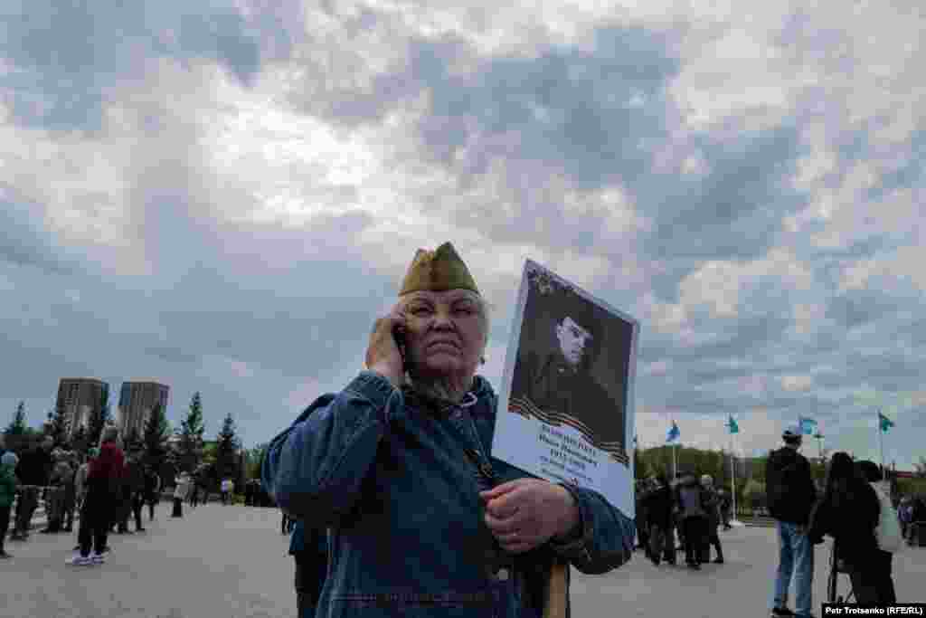 Женщина с портретом родственника — участника Второй мировой войны