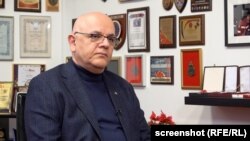 Șeful DSU, Raed Arafat, a vorbit pentru Europa Liberă despre școlile cu risc seismic, despre cât de pregătite sunt acum spitalele în cazul unei tragedii precum Colectiv și despre secretul longevității sale în funcții publice. 