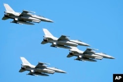 F-16 у небі над Варшавою. Польща