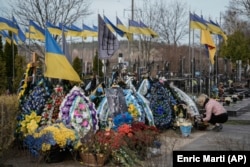 Військові могили на кладовищі в Бучі. Околиця Києва, 30 березня 2024 року