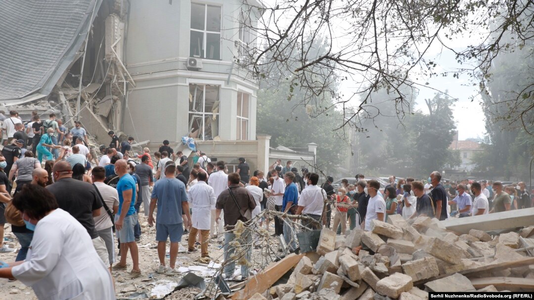 Люди допомагають розбирати завали лікарні «Охматдит», яка пошкоджена внаслідок атаки РФ, 8 липня 2024 року
